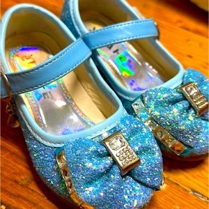 Toddler girl  dress shoes size 9 heel blue sparkles